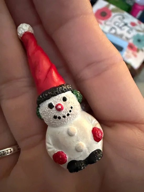 Set of FOUR Christmas/holiday themed pins - Picture 5 of 6